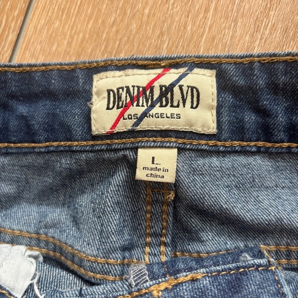 Chic Denim Mini Skirt with Chain Accents - Picture 2 of 8